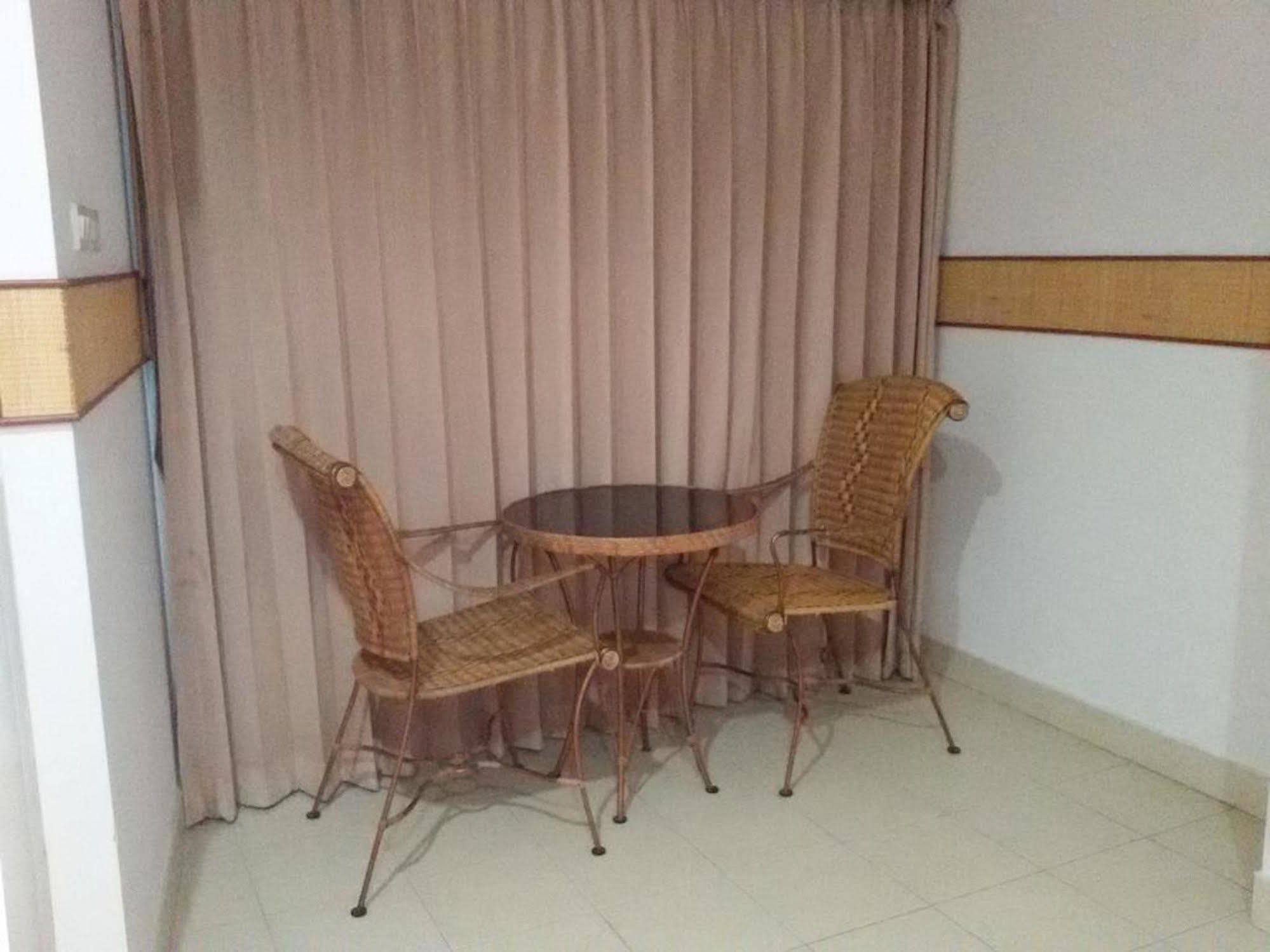 Rattakit Mansion Aparthotel Pattaya Buitenkant foto