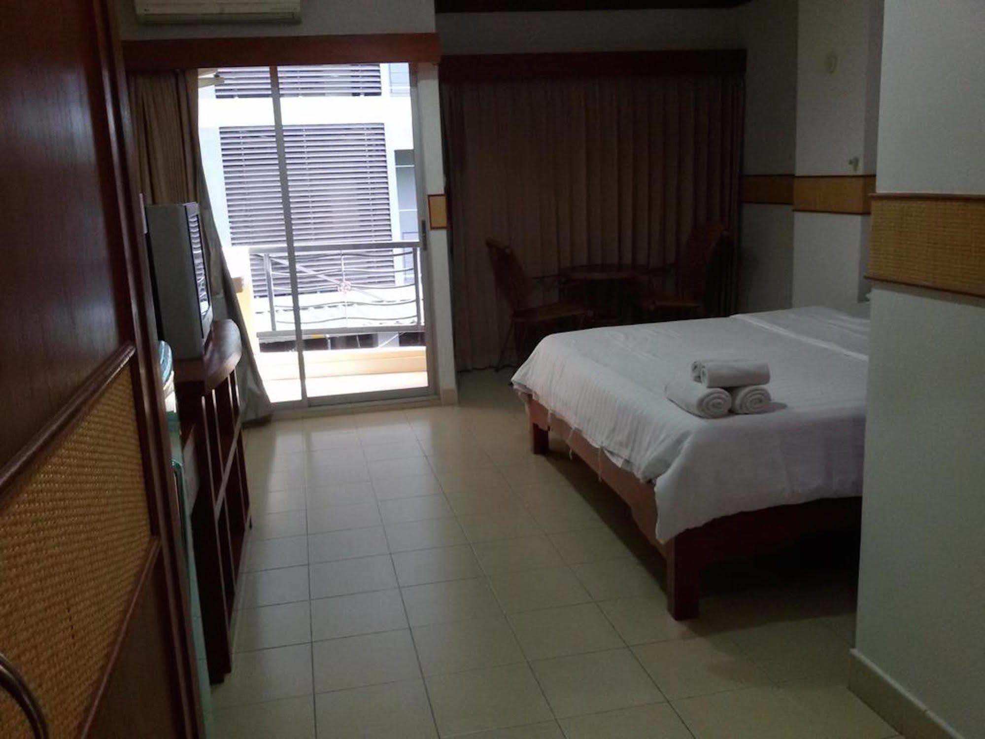 Rattakit Mansion Aparthotel Pattaya Buitenkant foto